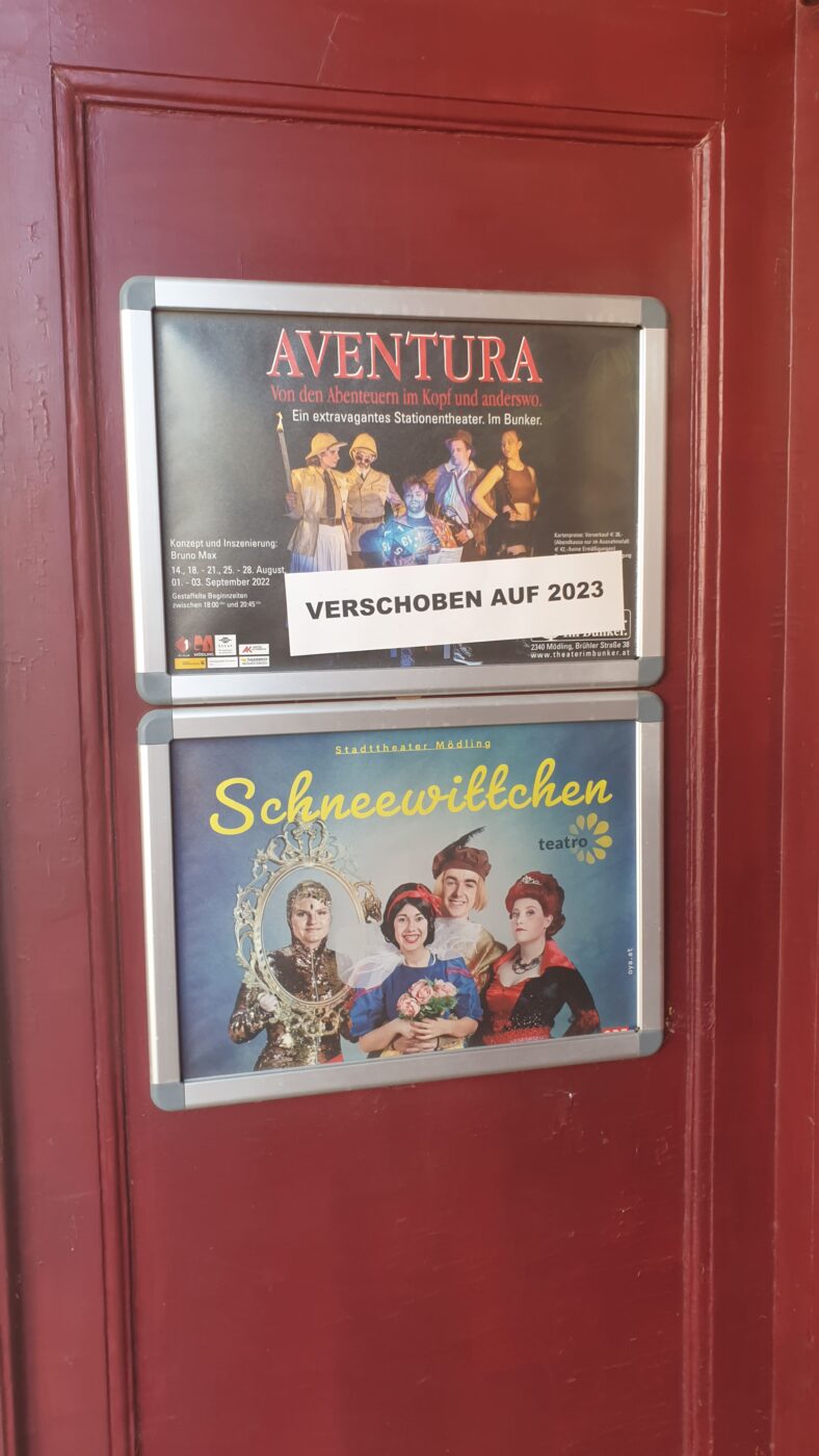 Plakate an den Theatertüren