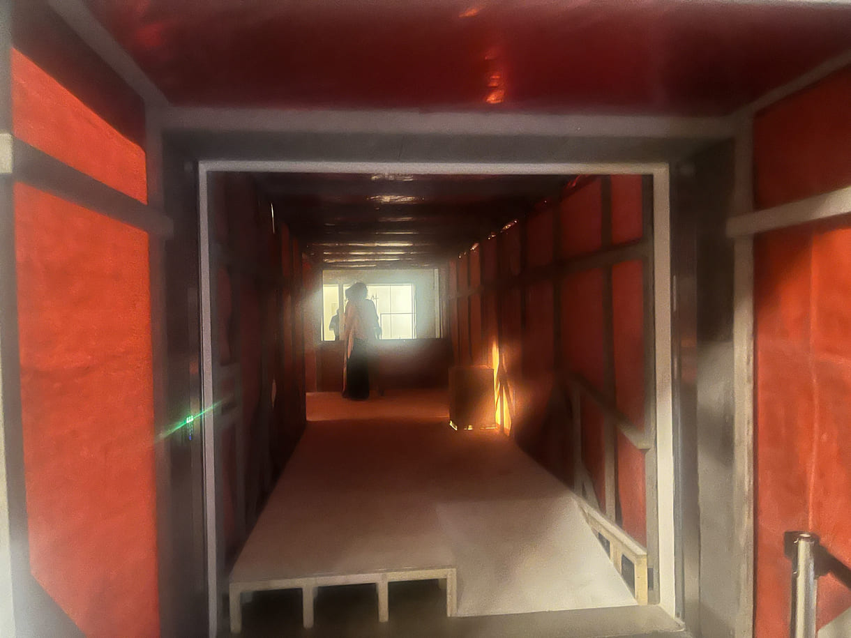 Baustellen-Tunnel in den oder aus dem Bereich des 4. Untergeschosses