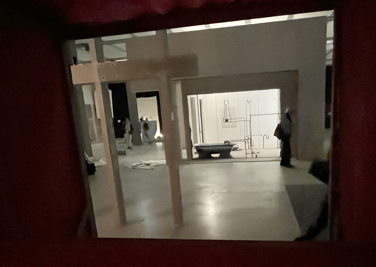 Fenster aus dem Tunnel mit Blick auf die Badezimmer-Installation