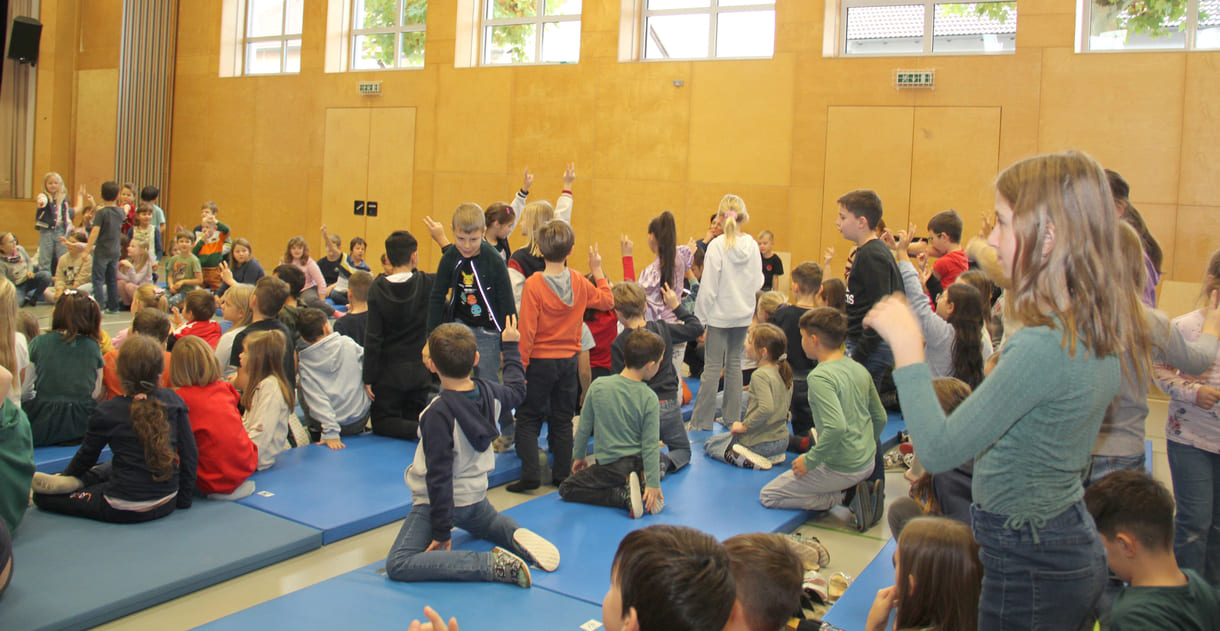 Viele Kinder melden sich beim Schüler:innen-Parlament zu Wort