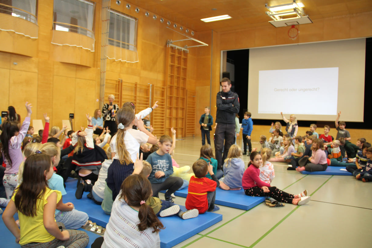 Viele Kinder melden sich beim Schüler:innen-Parlament zu Wort