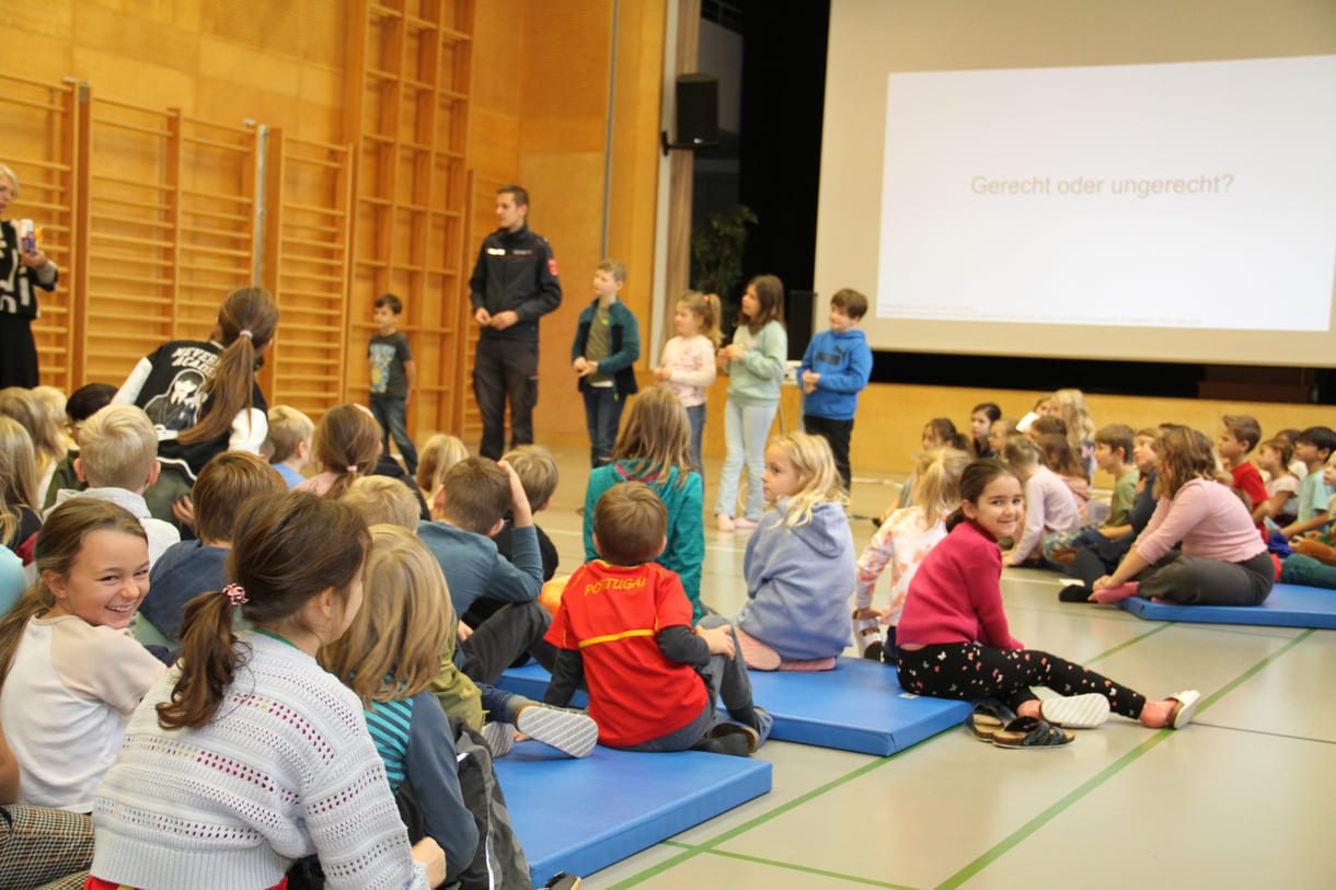 Viele Kinder melden sich beim Schüler:innen-Parlament zu Wort