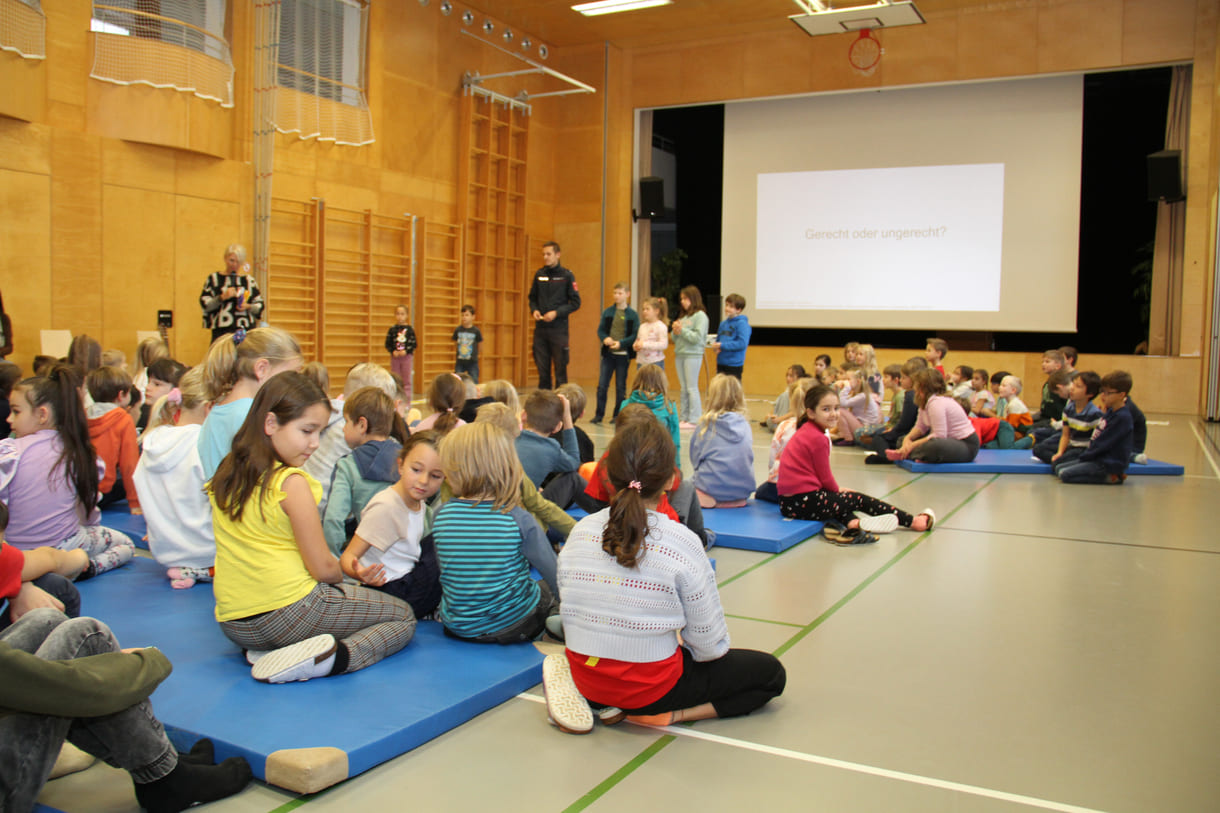 Viele Kinder melden sich beim Schüler:innen-Parlament zu Wort