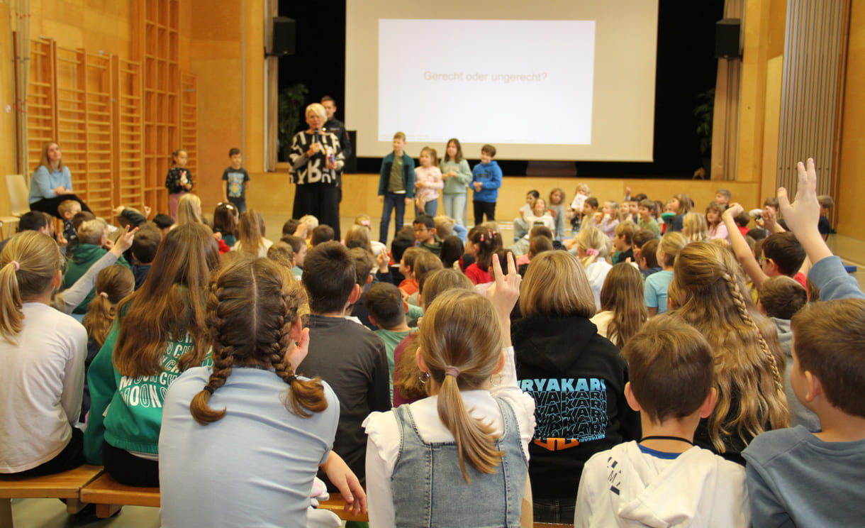 Viele Kinder melden sich beim Schüler:innen-Parlament zu Wort