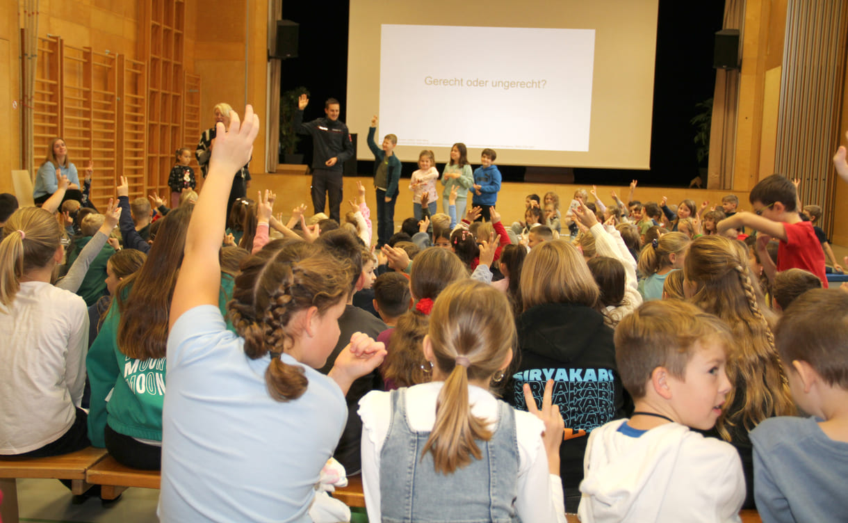 Viele Kinder melden sich beim Schüler:innen-Parlament zu Wort