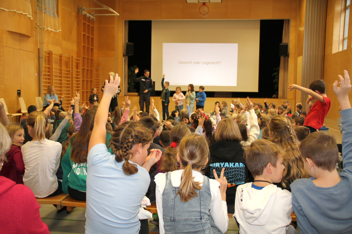 Viele Kinder melden sich beim Schüler:innen-Parlament zu Wort