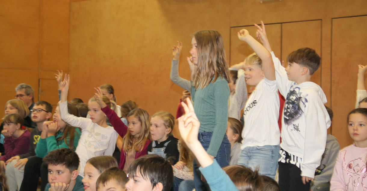 Viele Kinder melden sich beim Schüler:innen-Parlament zu Wort