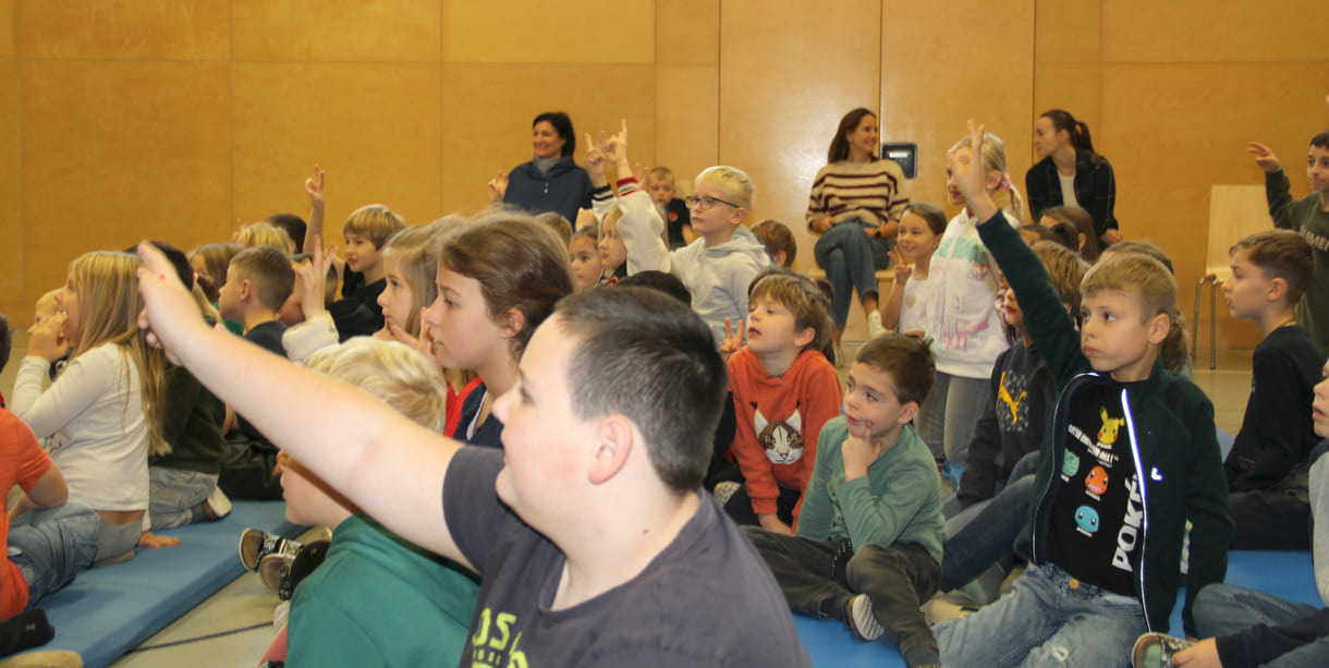 Viele Kinder melden sich beim Schüler:innen-Parlament zu Wort