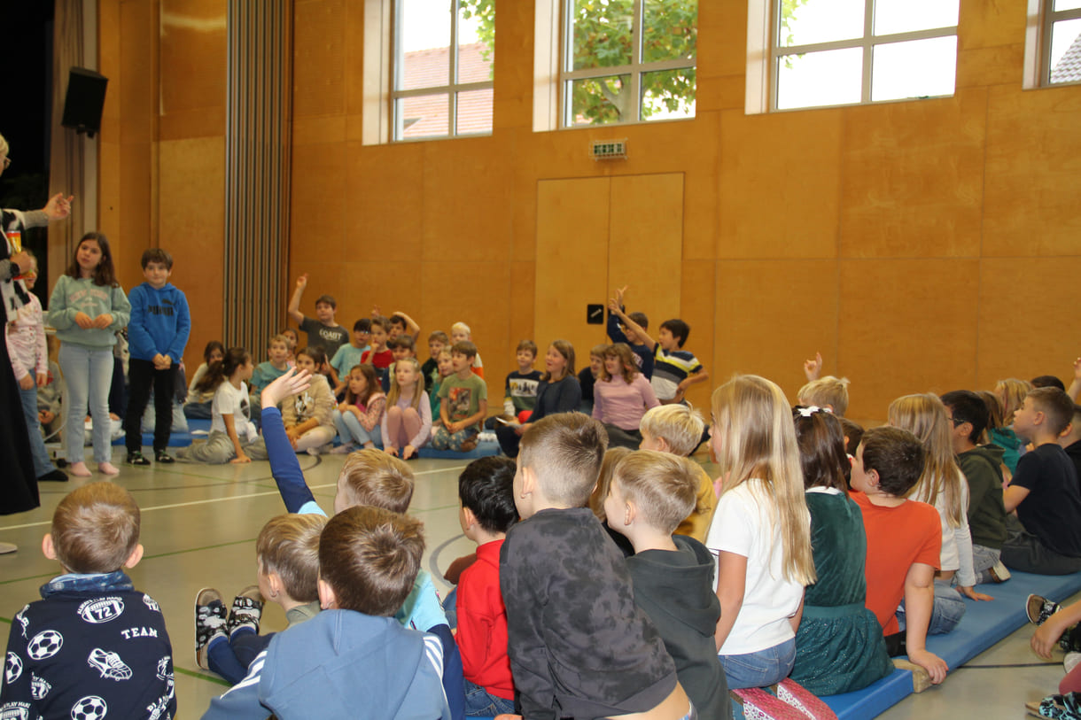 Viele Kinder melden sich beim Schüler:innen-Parlament zu Wort