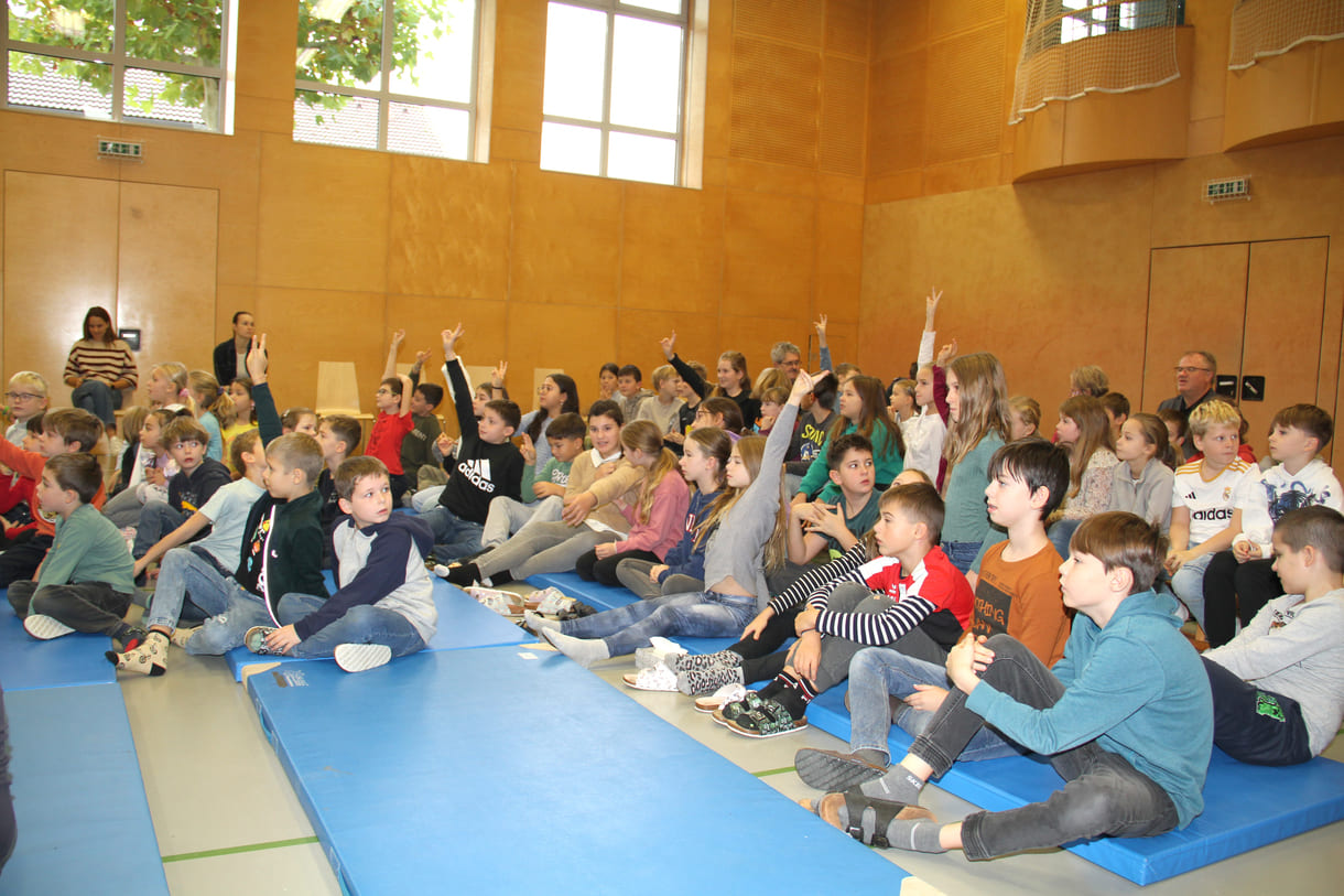 Viele Kinder melden sich beim Schüler:innen-Parlament zu Wort