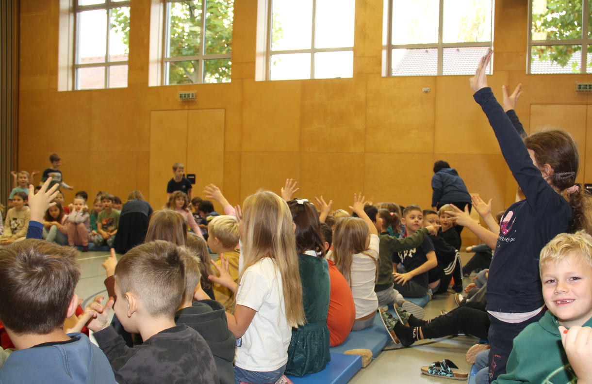 Viele Kinder melden sich beim Schüler:innen-Parlament zu Wort