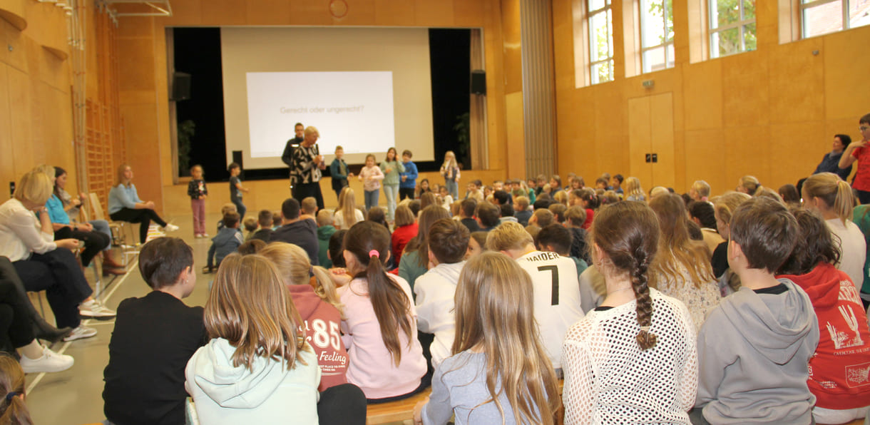 Viele Kinder melden sich beim Schüler:innen-Parlament zu Wort