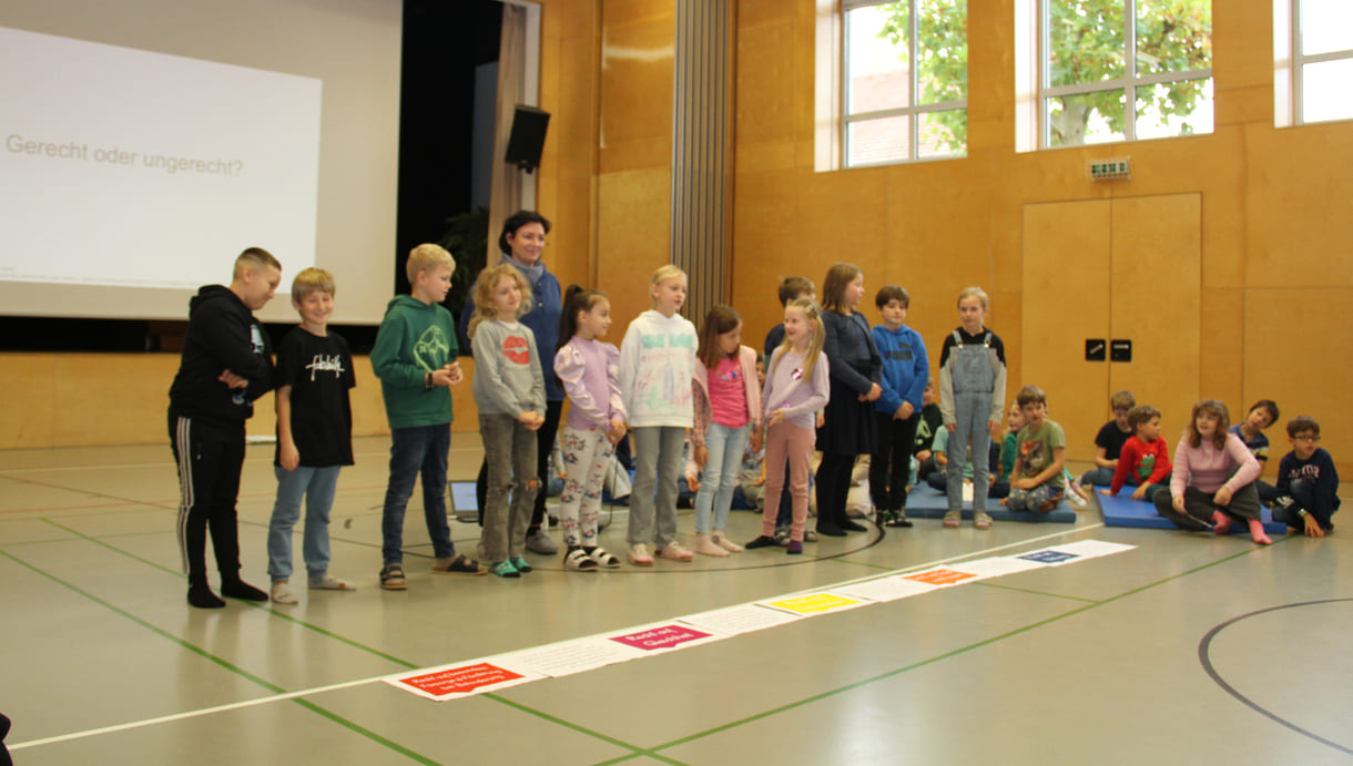 Kinder präsentieren Kinderrechte beim Schüler:innen-Parlament