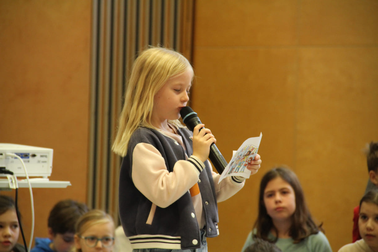 Kinder präsentieren Kinderrechte beim Schüler:innen-Parlament