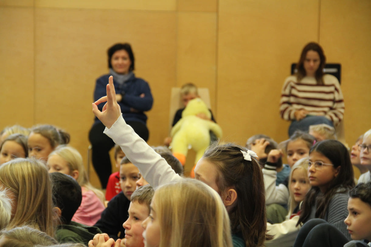 Kinder präsentieren Kinderrechte beim Schüler:innen-Parlament