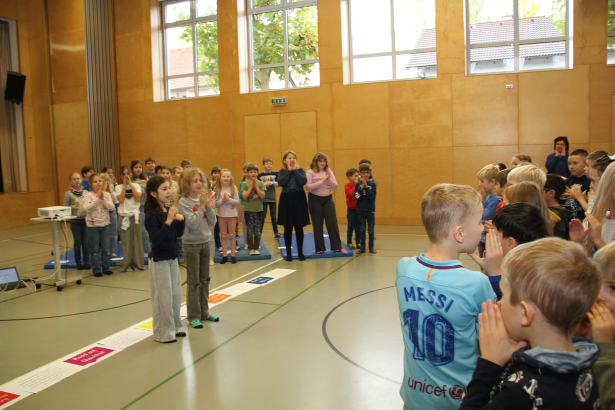 Kinder präsentieren Kinderrechte beim Schüler:innen-Parlament