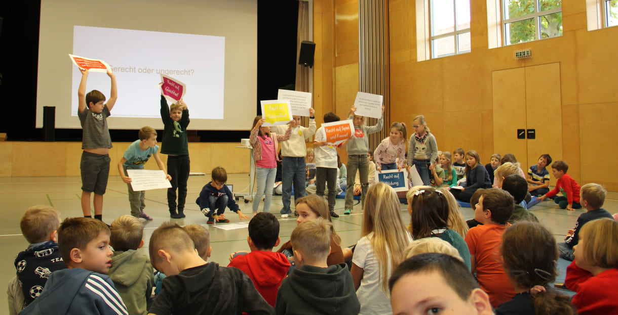 Kinder präsentieren Kinderrechte beim Schüler:innen-Parlament