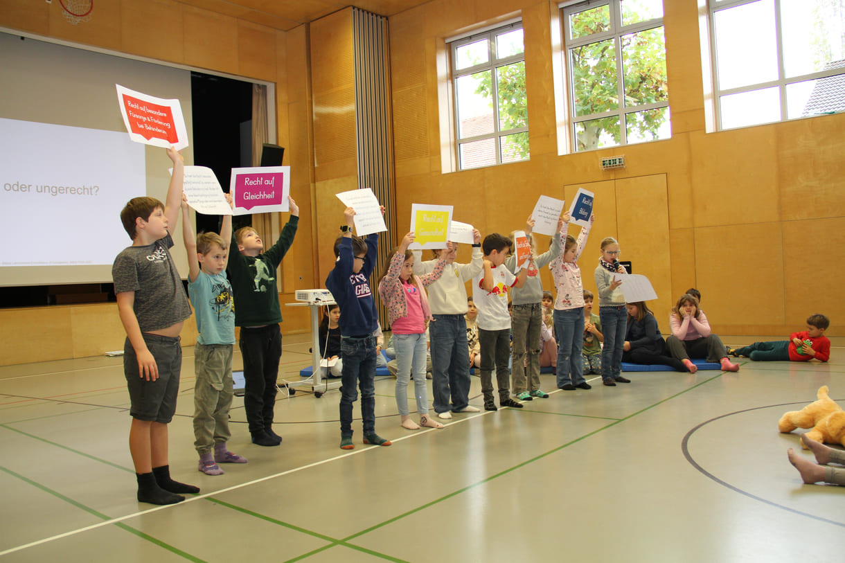 Kinder präsentieren Kinderrechte beim Schüler:innen-Parlament