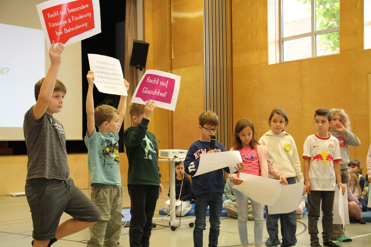 Kinder präsentieren Kinderrechte beim Schüler:innen-Parlament