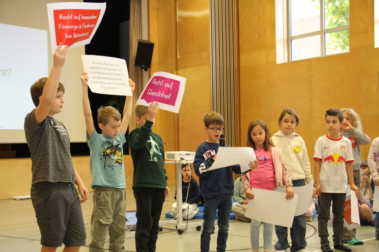 Kinder präsentieren Kinderrechte beim Schüler:innen-Parlament