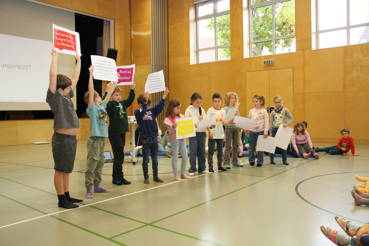 Kinder präsentieren Kinderrechte beim Schüler:innen-Parlament