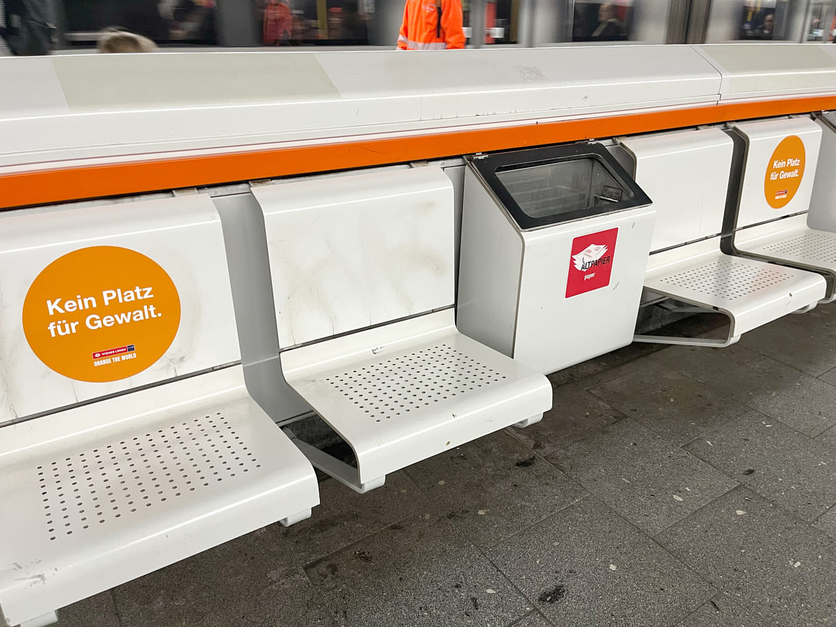 So machen die Wiener Linien in den U-Bahnstationen von 25. November, dem Internationalen Tag gegen Gewalt an Frauen, bis 10. Dezember, dem Menschenrechtstag, darauf aufmerksam; Menschen mit Behinderungen, Frauen nochmals mehr, sind noch stärker von Gewalt betroffen