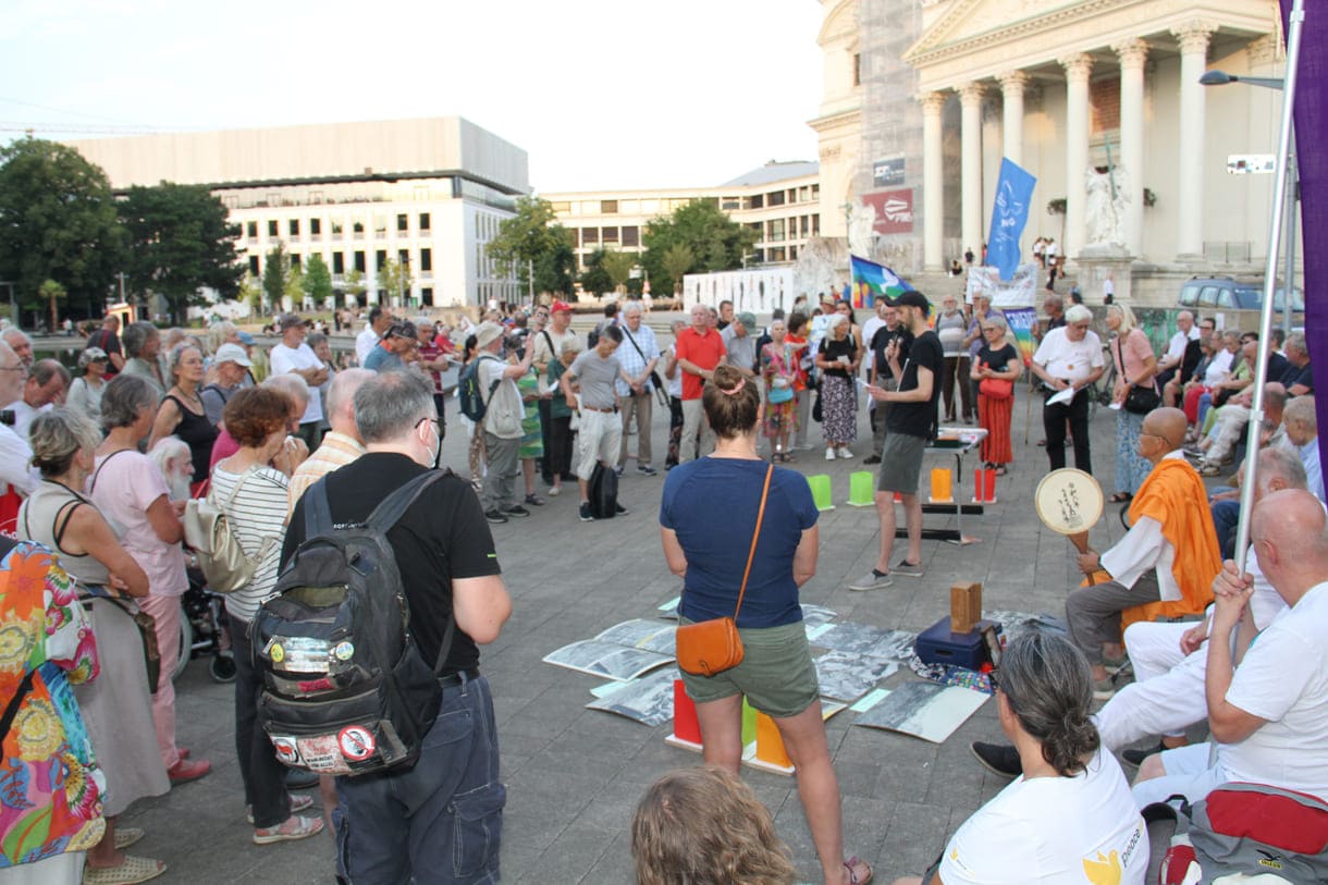 Blick auf die Gedenk-Kundgebung am Karlsplatz (Wien, 2026)