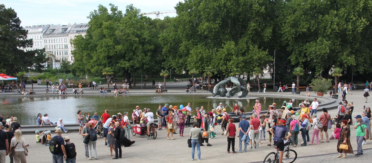 Gesang, Tanz und Lachen auf dem Karlsplatz