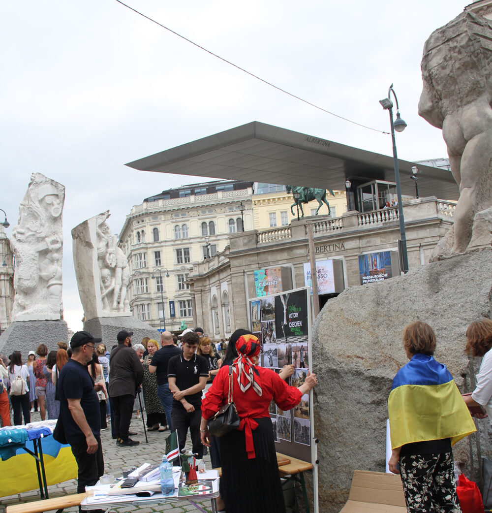 Kundgebung auf dem Helmut-Zilk-Platz vor der Albertina, auf dem das von Bildhauer Alfred Hrdlicka gestaltete mehrteilige Mahnmal gegen Krieg und Faschismus steht