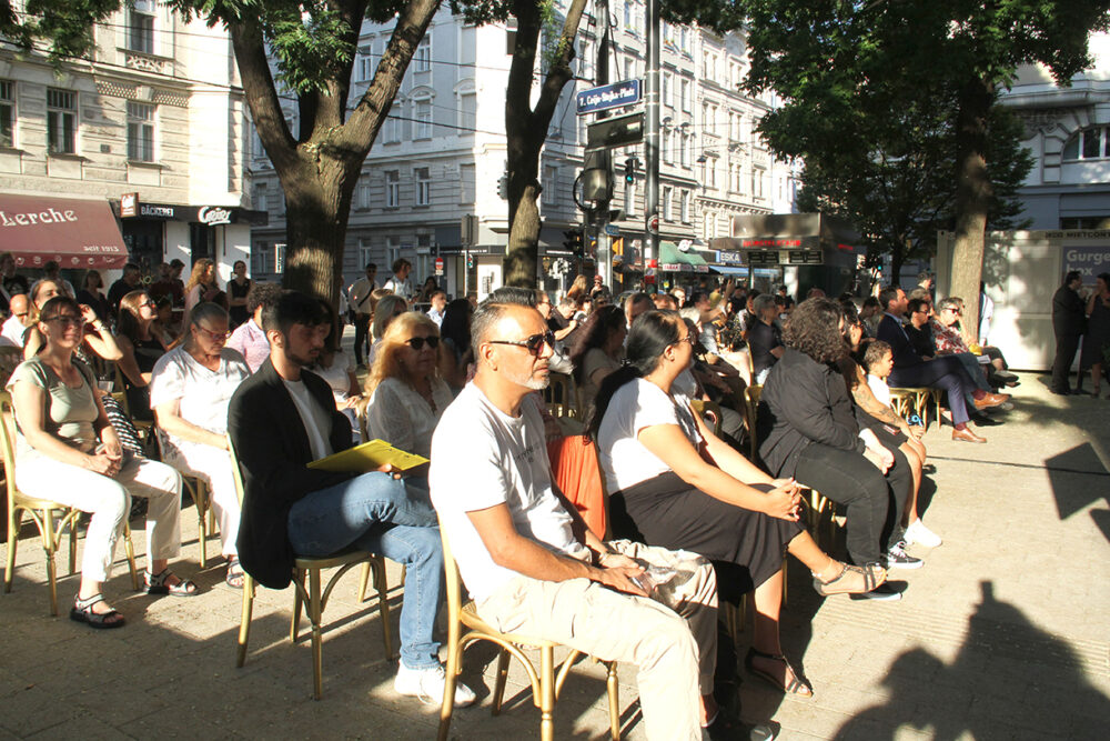 Überblicks-Schnappschüsse der Gedenkveranstaltung am Ceija-Stojka-Platz am 2. August 2022