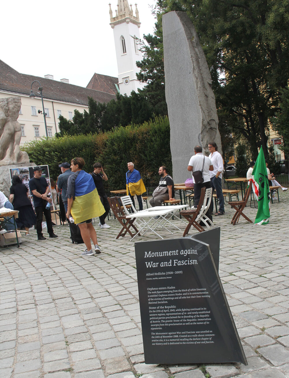 Kundgebung auf dem Helmut-Zilk-Platz vor der Albertina, auf dem das von Bildhauer Alfred Hrdlicka gestaltete mehrteilige Mahnmal gegen Krieg und Faschismus steht