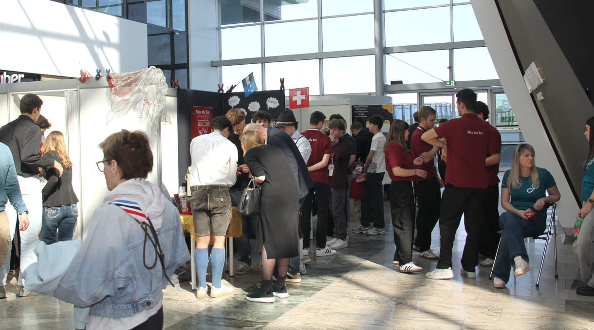 Blick auf das Gewusel bei der internationalen Juniorfirmen-Handelsmesse Mitte März 2026 in der Wiener Millnnium-City
