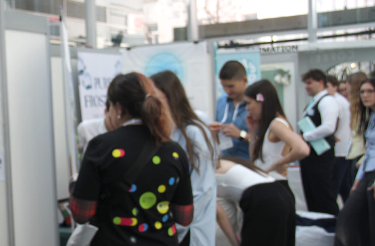 Blick auf das Gewusel bei der internationalen Juniorfirmen-Handelsmesse Mitte März 2026 in der Wiener Millnnium-City