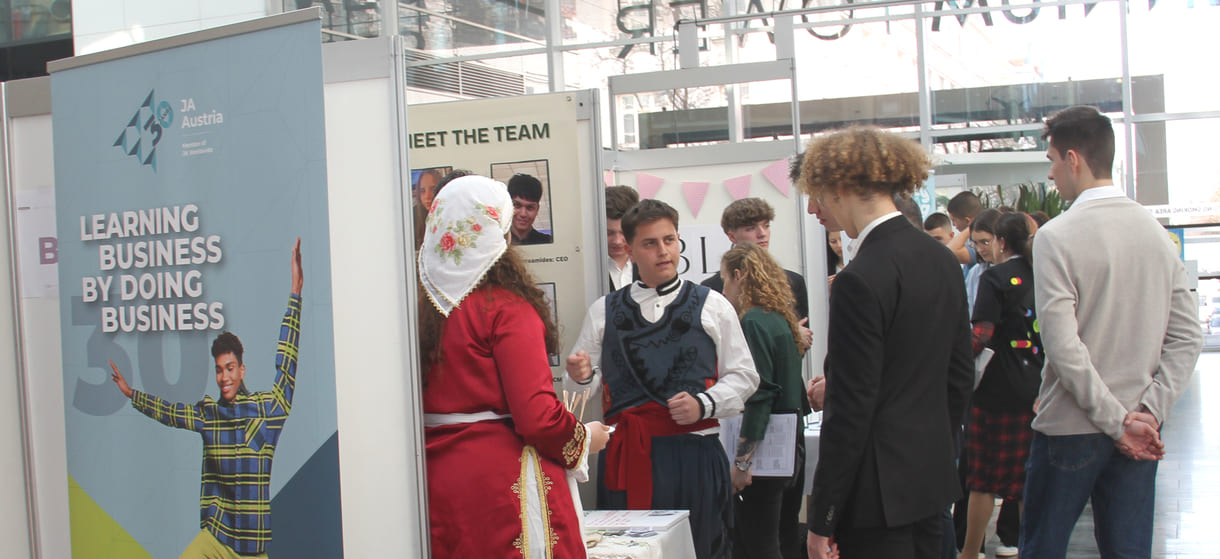 Blick auf das Gewusel bei der internationalen Juniorfirmen-Handelsmesse Mitte März 2026 in der Wiener Millnnium-City