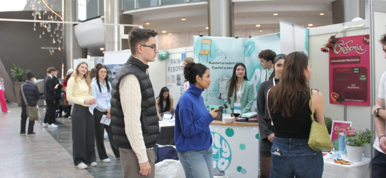 Blick auf das Gewusel bei der internationalen Juniorfirmen-Handelsmesse Mitte März 2026 in der Wiener Millnnium-City