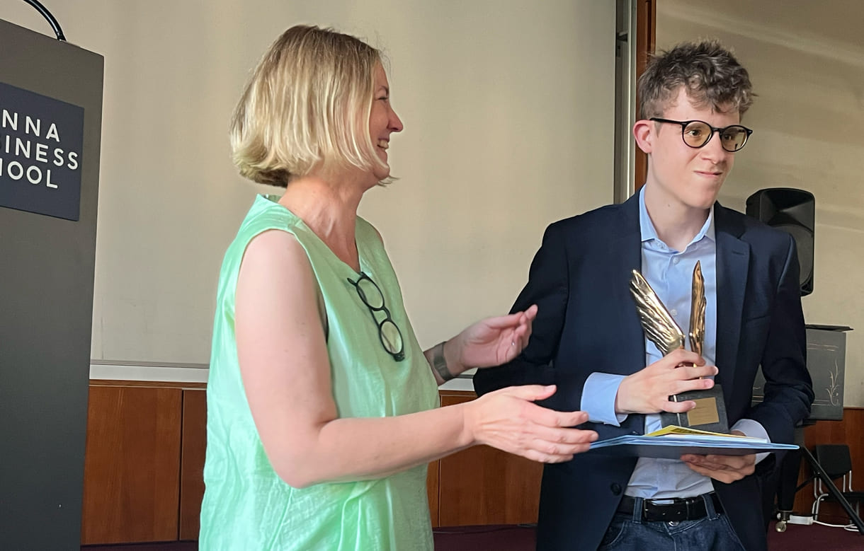 Übergabe der Merkur-Statue an Julian Janda - mit Klassenlehrerin Nicole Haider
