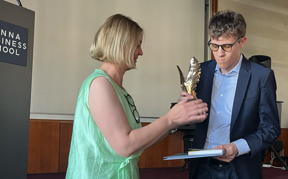 Übergabe der Merkur-Statue an Julian Janda - mit Klassenlehrerin Nicole Haider