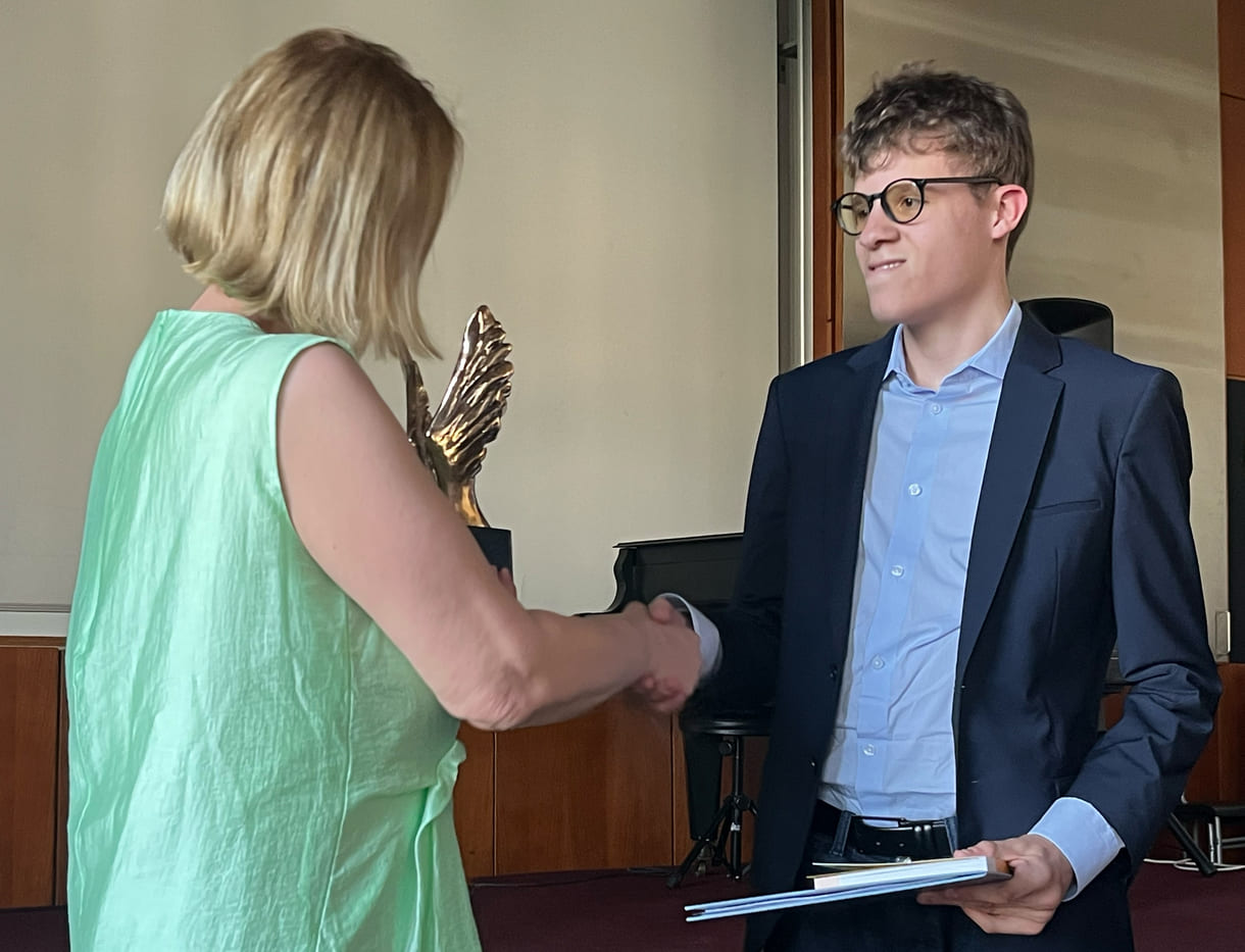 Übergabe der Merkur-Statue an Julian Janda - mit Klassenlehrerin Nicole Haider