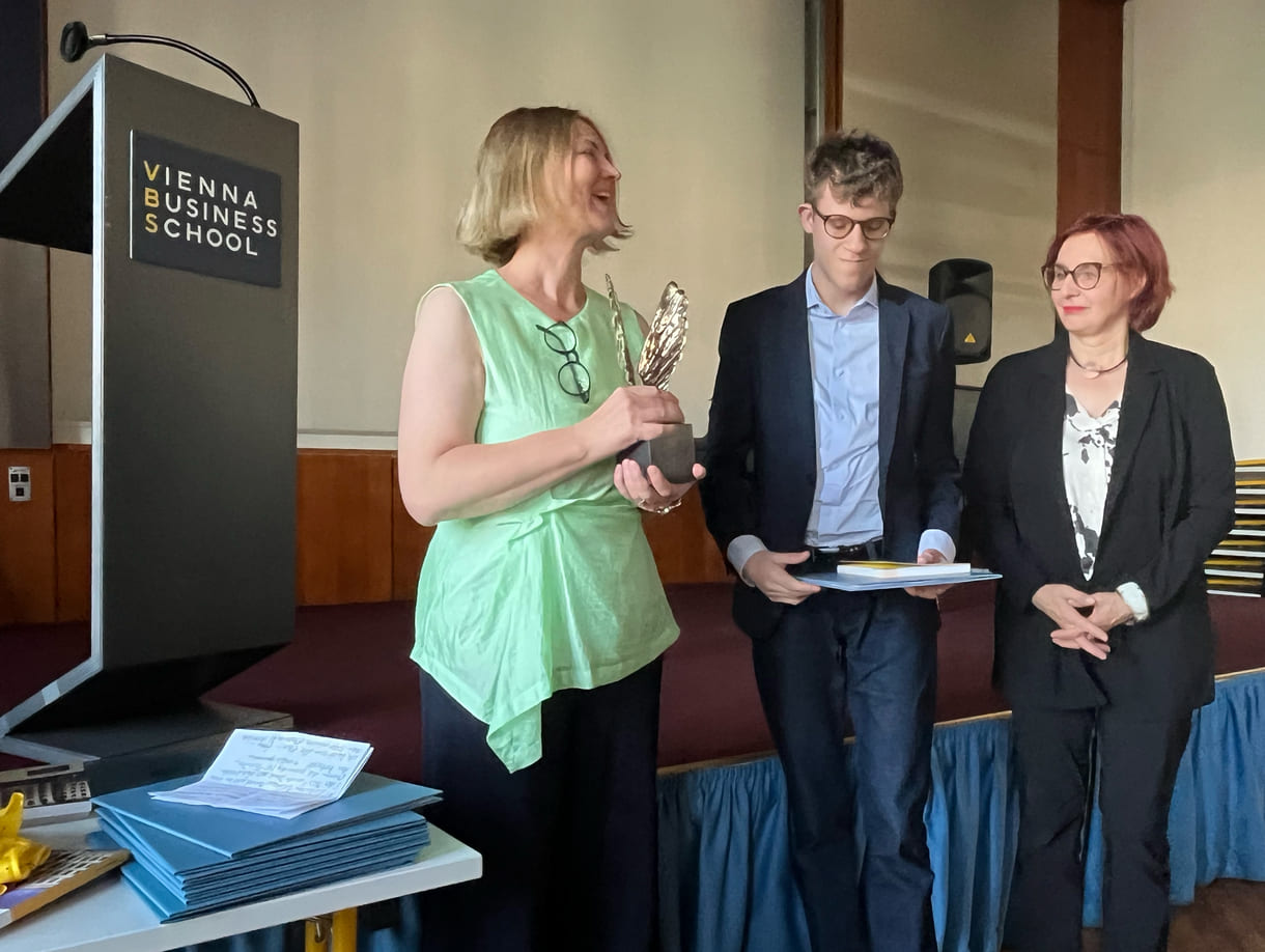 Übergabe der Merkur-Statue an Julian Janda - mit Klassenlehrerin Nicole Haider und Direkotrin Evelyn Meyer