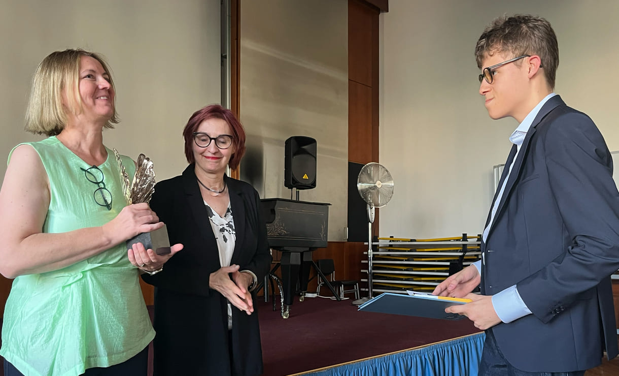 Übergabe der Merkur-Statue an Julian Janda - mit Klassenlehrerin Nicole Haider und Direkotrin Evelyn Meyer