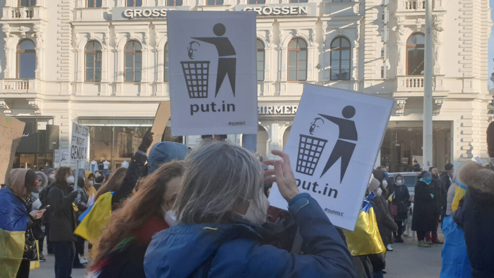 Kundgebung gegen den Krieg in der Ukraine am Platz der Menschenrechte vor dem Wiener MQ