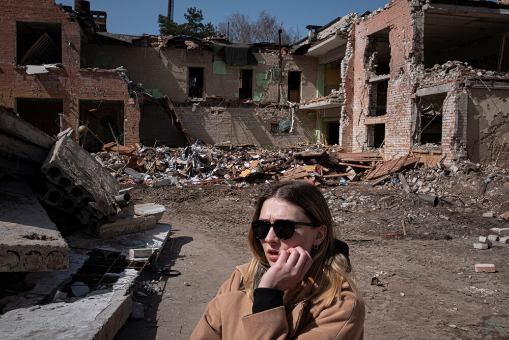 Am 14. April 2022 blickt die 24-jährige Katya in Tschernihiw, Ukraine, auf die Trümmer der Schule Nummer 21, die als Zivilunterkunft und Logistikbasis diente, bevor sie durch einen Luftangriff zerstört wurde, bei dem zahlreiche Menschen starben. Katya besuchte hier die Schule und sollte an der Fakultät arbeiten, um ukrainische Sprache und Literatur zu unterrichten. „Ich bin einmal nach Tschernobyl gefahren und habe dort die Schulen gesehen, aber das hier ist schlimmer“, sagt Katya. "Dies wurde absichtlich von Menschenhand zugefügt."