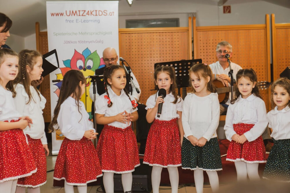 Foto von der Vorstellung der viersprachigen Kinderbücher in der Komitatsbibliothek Steinamanger (Szombathelyi Berzsenyi Dániel Megyei Könyvtár)