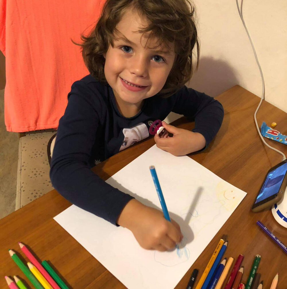 Kind beim Zeichnen