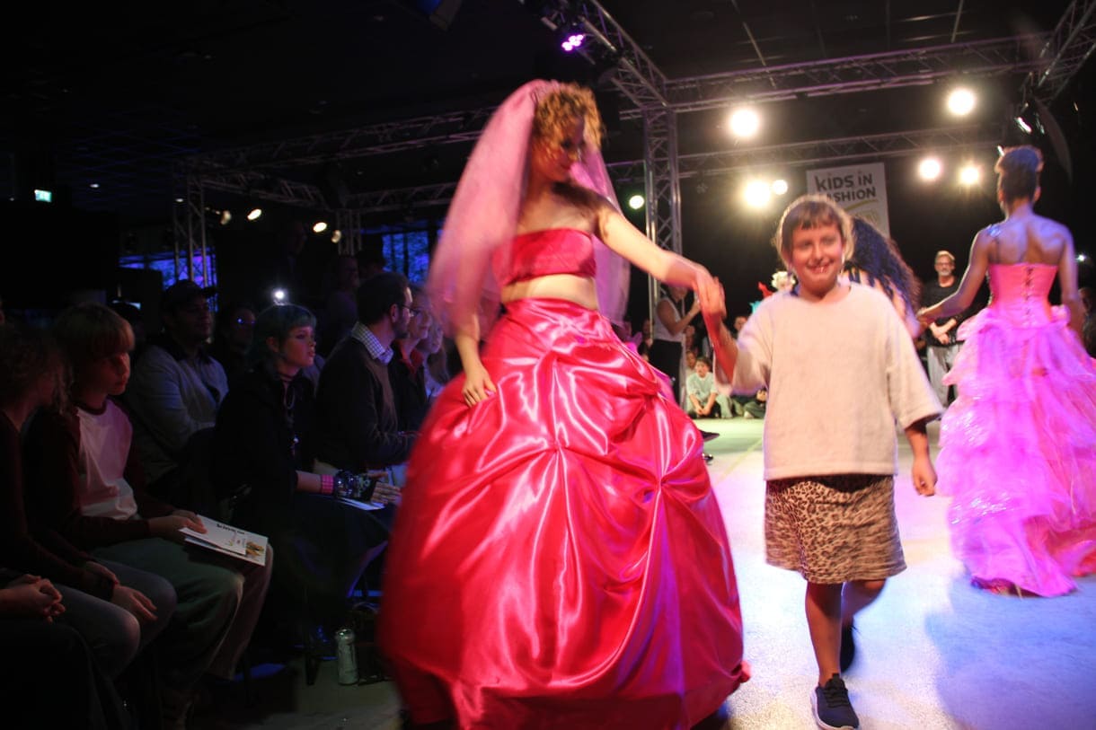 Desgner:innen, die bei der Show anwesend waren mit "ihren" Models auf dem Laufsteg