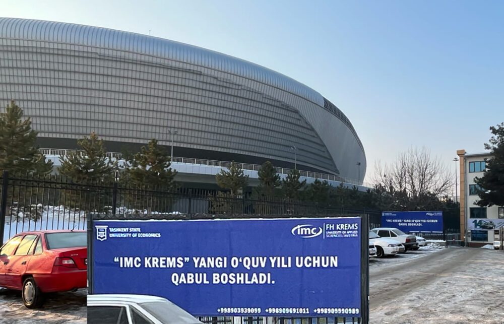 Bildmontage aus dem vergrößerten Transparent der IMC Krems, das ganz hinten am Gitter beim Eingang neben der großen Eishockeyhalle hängt