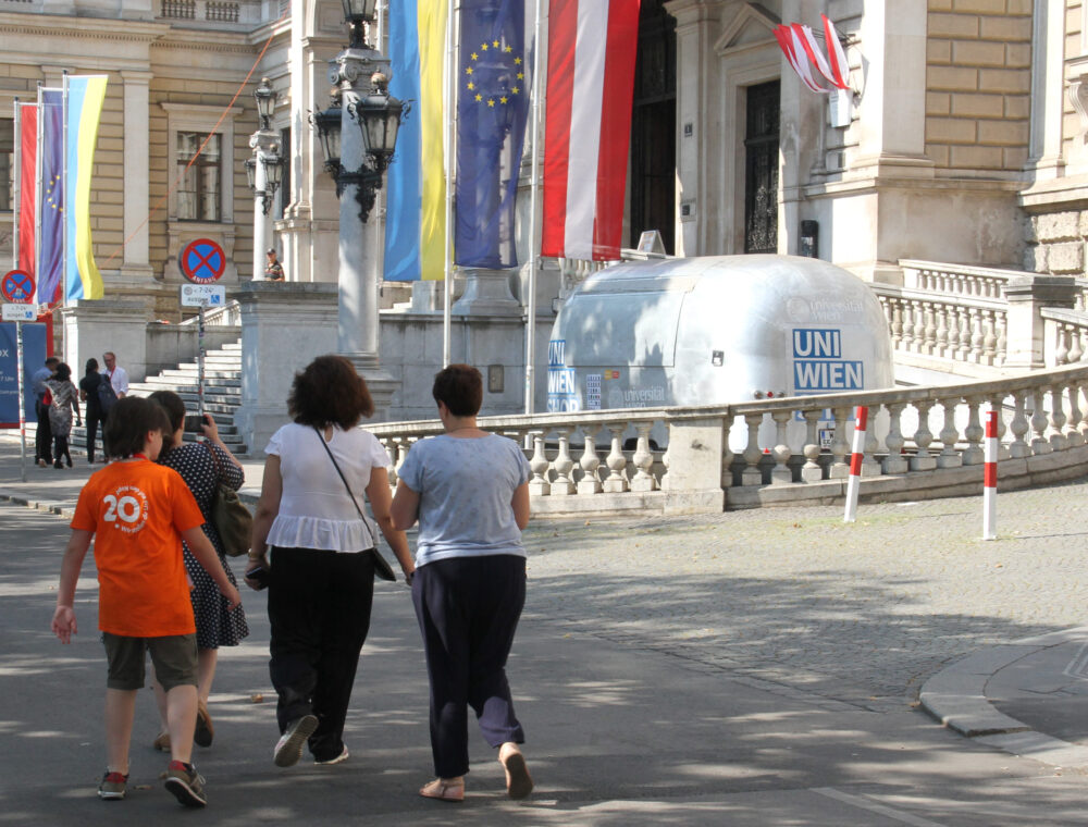 Kinderuni-Studierende auf dem Weg ins Hauptgbäude der Uni Wien zur Sponsion