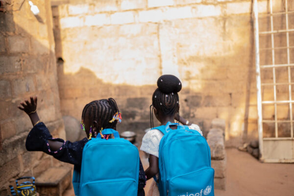 Die Schwestern Assiatou (6, links) und Soraya (10) endliche wieder auf dem Weg in die Hanti Goussou-Schule in Niger, nachdem die Schule monatelang Lockdown hatte