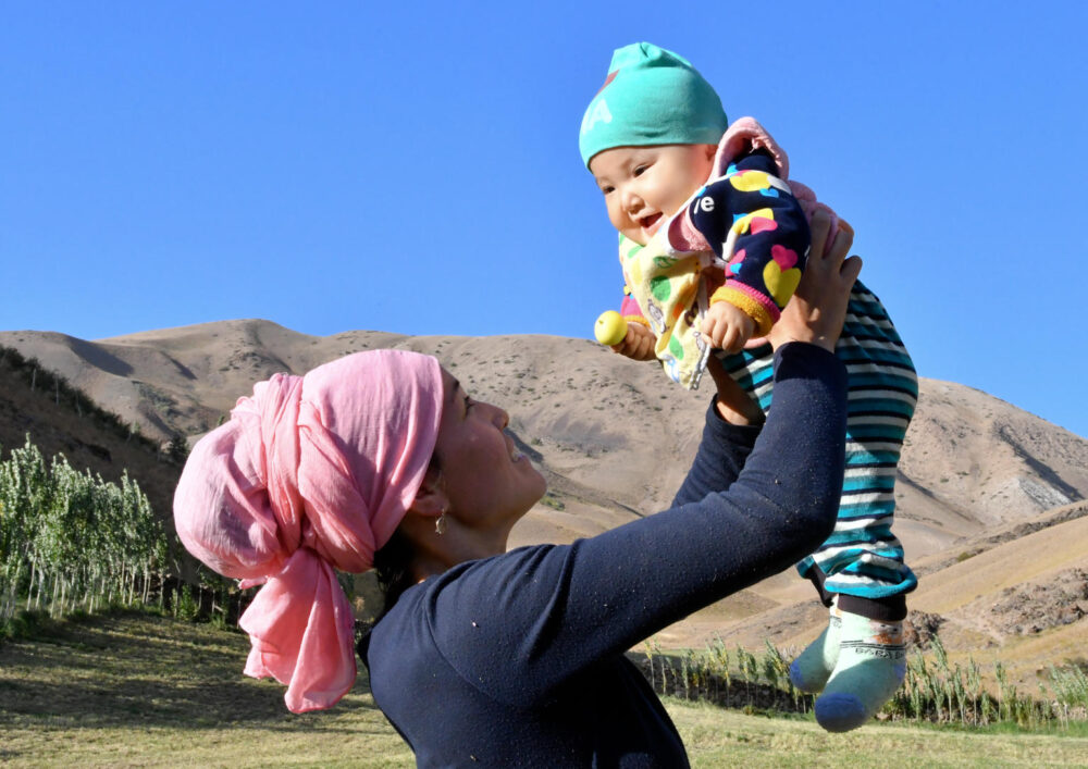 Uyalkan Abibillah Kyzy (22) hält ihr Baby Tolgonay (was vollmond bedeutet) in der Nähe des Dorfs Doroot Korgon (Krigistan) himmelwärts. Danke medizinischer Hilfe hat sich das Mädchen gesund entwickeln können