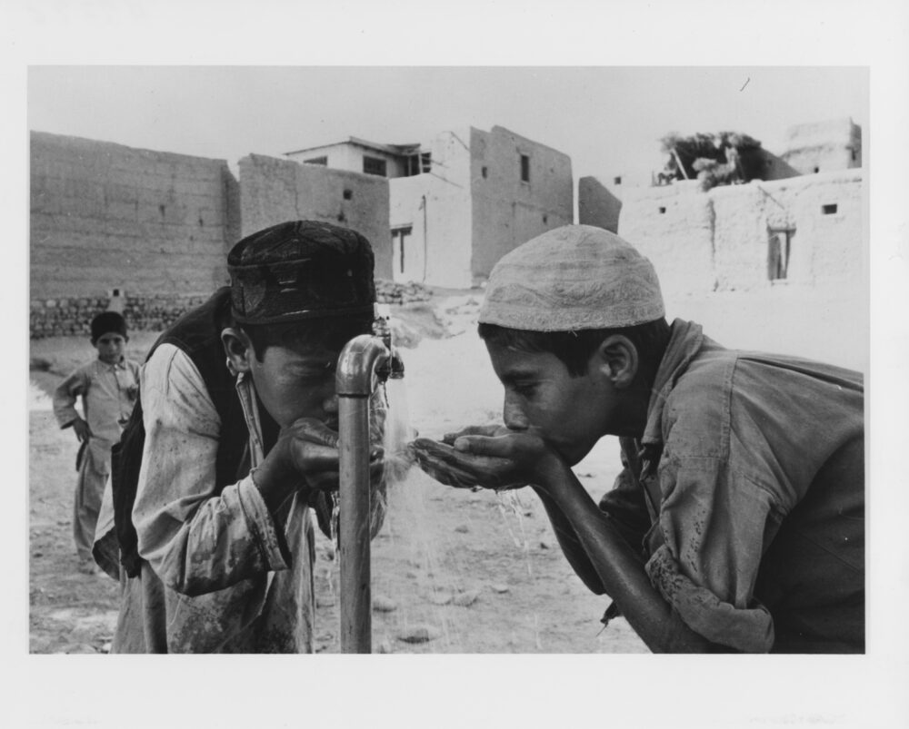 Ein Foto aus alten UNICEF-Tagen: 1976 in Afghanistan - Trinkwasser von einer neu verlegten Leitung